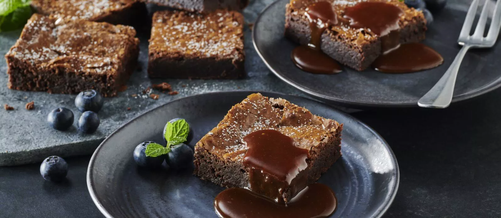 Dubbele chocoladebrownies met sojakaramelsaus