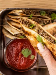 Quesadilla van rundvlees en champignons