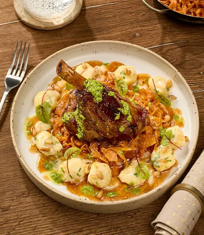 Lamsschenkel met zuurkool en Parmezaanse gnocchi