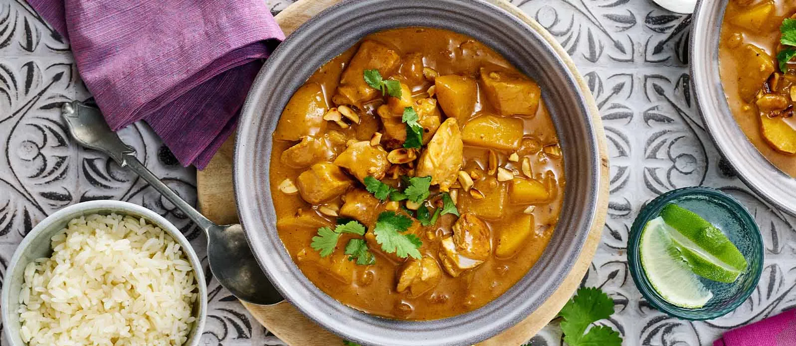 Massaman‑curry met kip, aardappelen en pinda's