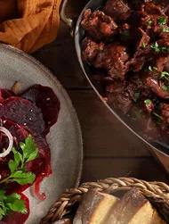 Pittig-zoete kippenlevertjes met rodebietensalade en pinda's