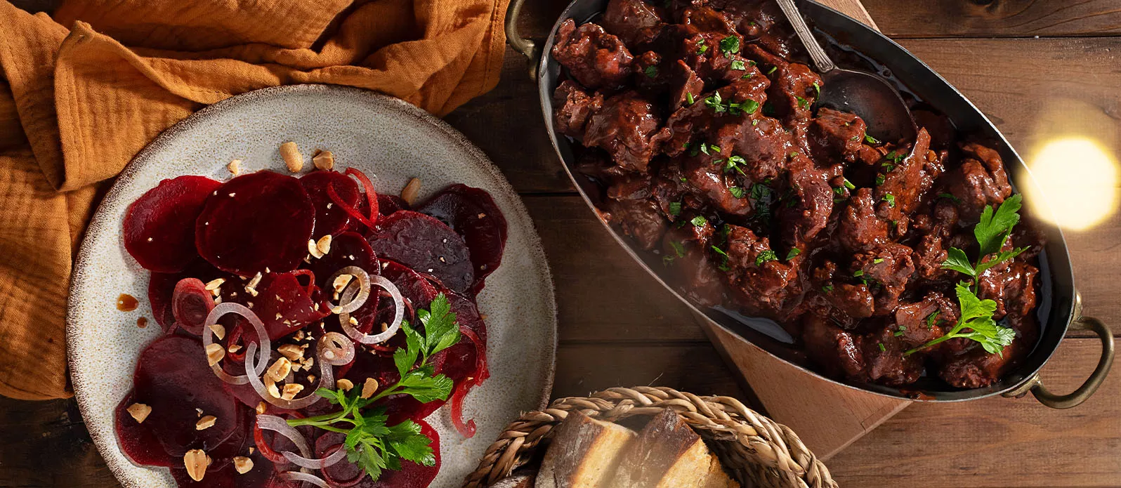 Pittig-zoete kippenlevertjes met rodebietensalade en pinda's