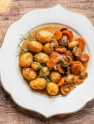 Vegetarische stoofpot met champignons en donker bier