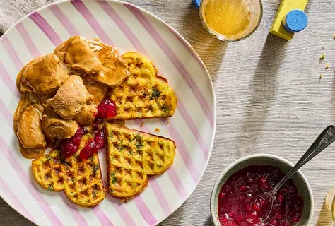 Gesneden kalfsvlees met zoeteaardappelwafels