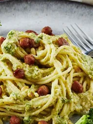 Broccoli pesto spaghetti met in honing geglaceerde kikkererwten