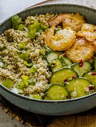 Makkelijke quinoa bowl met citrusgarnalen en komkommersalade