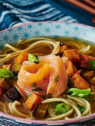 Gerooktezalmramen met zoete aardappel en aubergine
