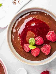 Chocolade-rijstpudding met frambozensaus