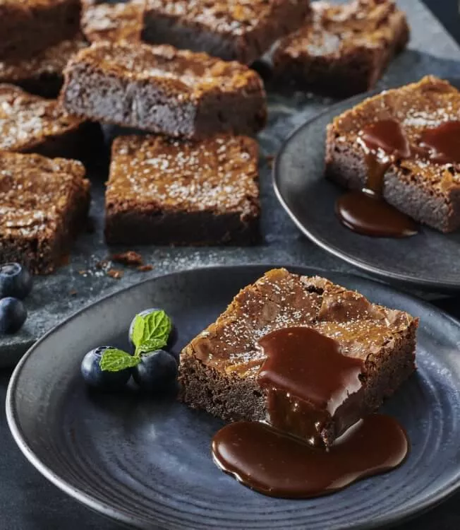 Dubbele chocoladebrownies met sojakaramelsaus