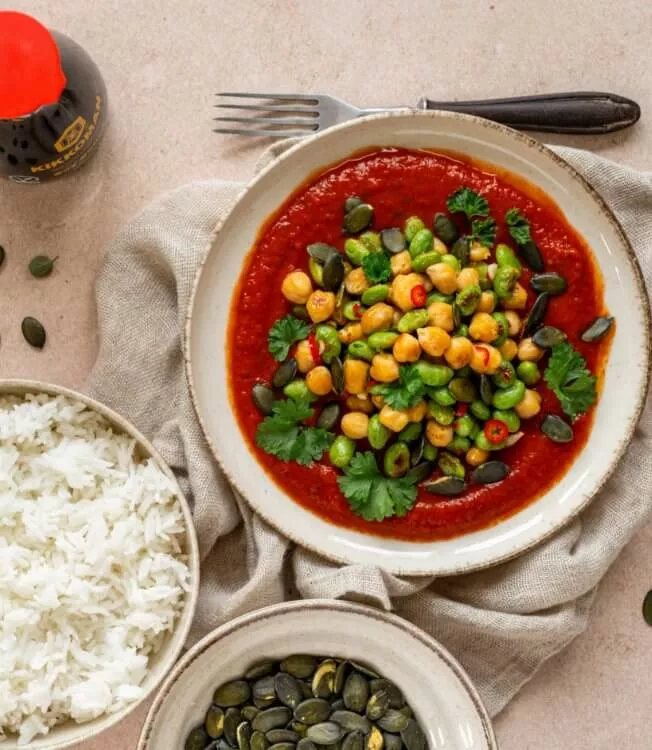 Kikkererwten en edamame in paprikasaus
