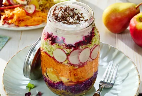 Regenboogsalade met misodressing