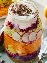Regenboogsalade met misodressing