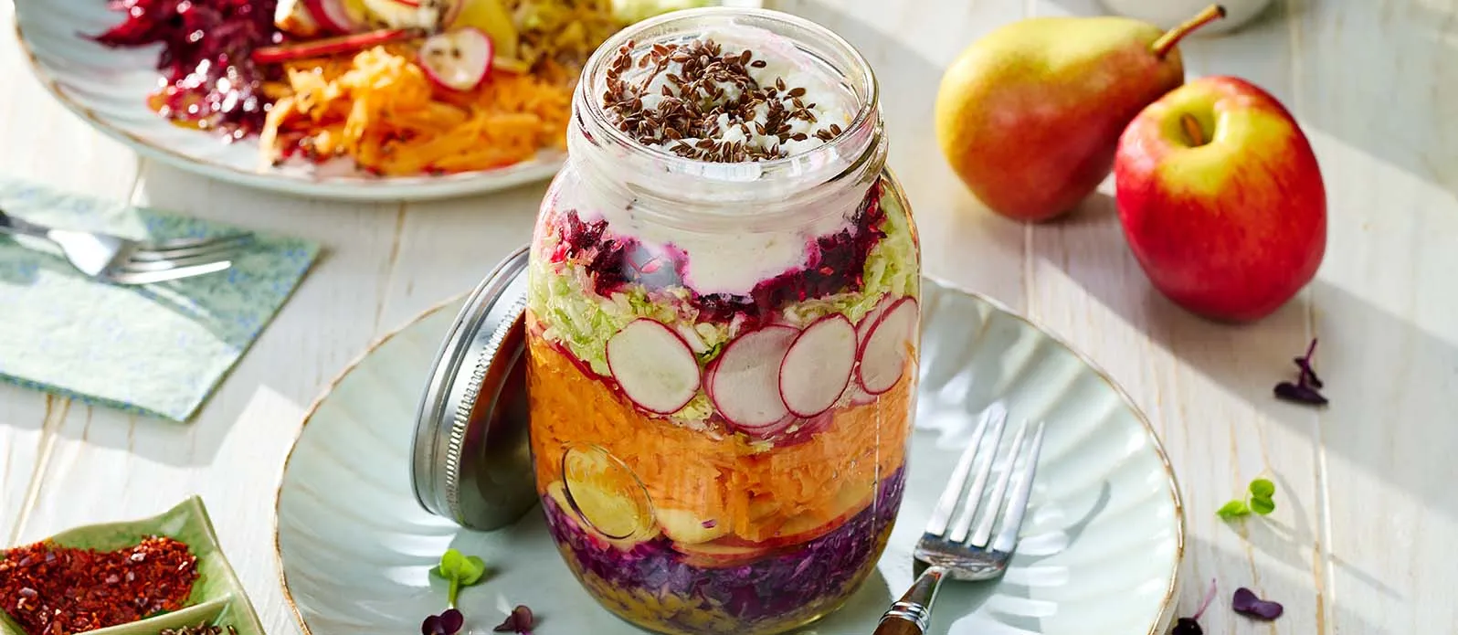 Regenboogsalade met misodressing