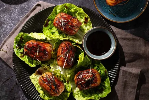 Nikumaki onigiri met knapperig spek