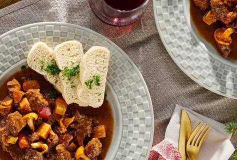 Boheemse hertengoulash met champignons