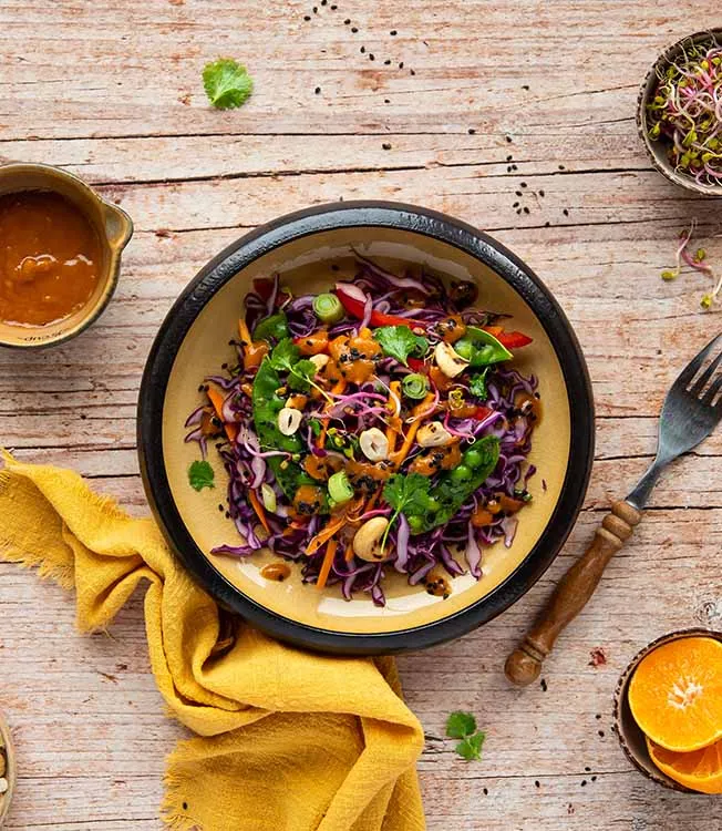 Rodekoolsalade met cashewnoten & erwten