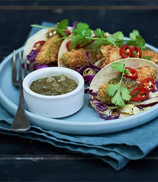 Taco’s met gefrituurde avocado en poké bowl met rode kool