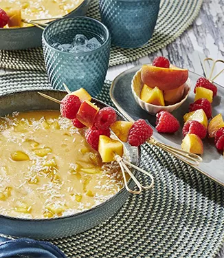 Kokosnoot- & perziksoep met fruitspiesjes