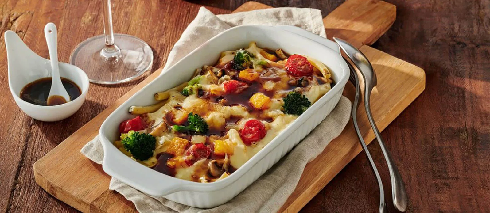 Licht gebakken groente- macaroni met zoete sojasaus