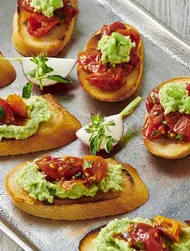 Bruschetta met edamame en halfgedroogde tomaten.