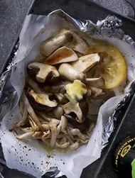 Fijne paddenstoelenmix met boter, in folie gegrild