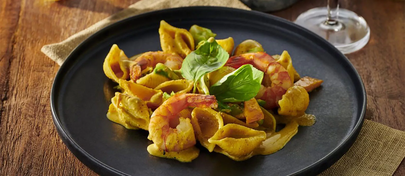 Conchiglie-garnalen en groente met curry-slagroomsaus