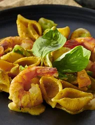 Conchiglie-garnalen en groente met curry-slagroomsaus