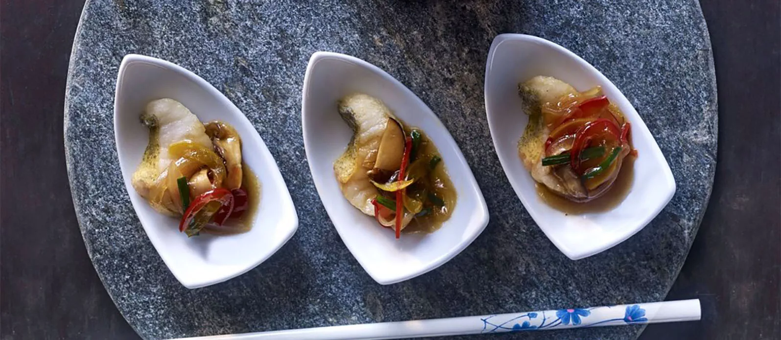 Snoekbaars met groentereepjes in Aziatische saus