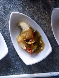 Snoekbaars met groentereepjes in Aziatische saus