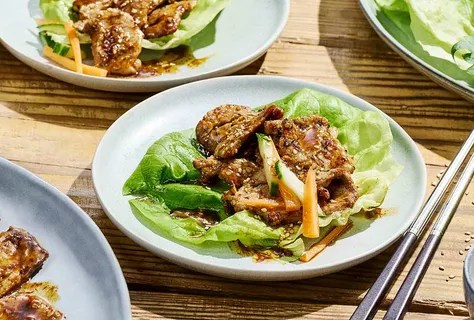 Bulgogi van varkensvlees in sla