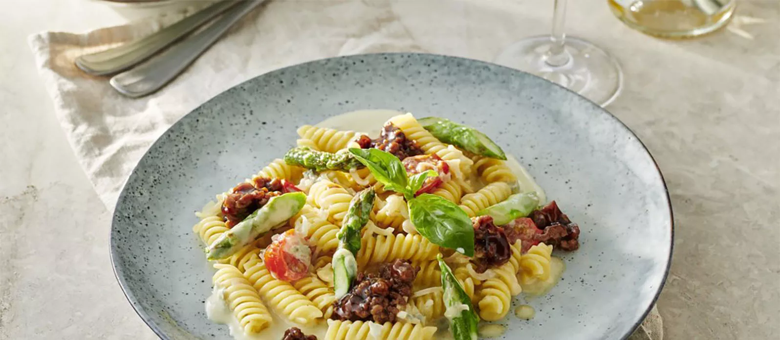 Fusilli met kaassaus en sojasaus-bolognese