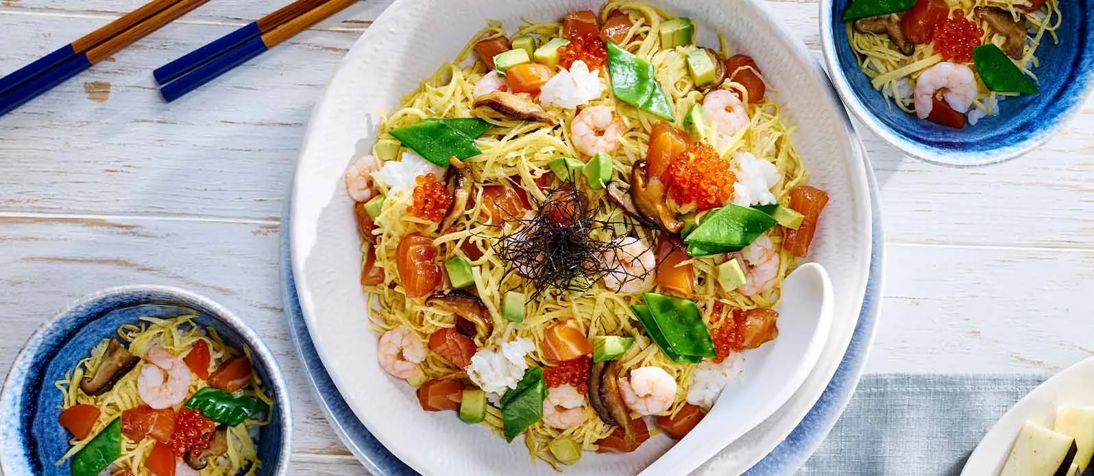 Chirashisushi met zalm en rijst