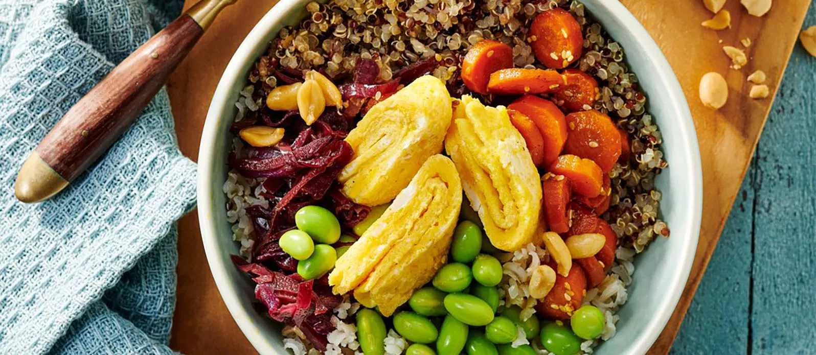 Warme rijst en quinoa bowl met omelet en pinda's
