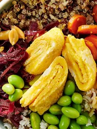 Warme rijst en quinoa bowl met omelet en pinda's
