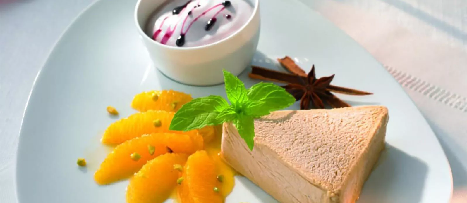 Honing-sojaparfait met gekruide sinaasappels en glühwein-sabayon