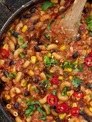 Chilli con carne met kipfilet en kazige mac ‘n cheese