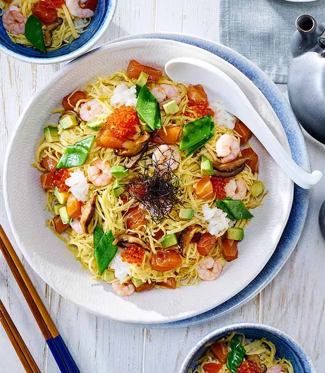 Chirashisushi met zalm en rijst