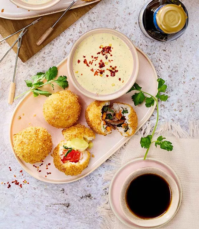 Poké-mayonaisedip met mango en gebakken sushiballetjes