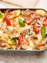 Gnocchi met prosciutto, paprika, champignons en cherrytomaten met burrata