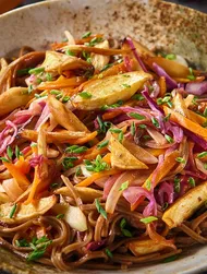 Yakisoba met geroosterde wortelpeterselie en peer