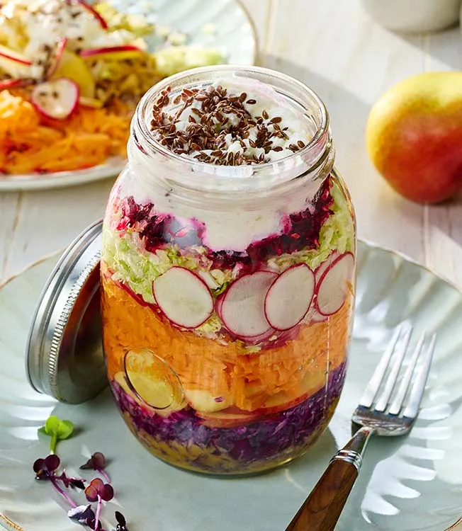 Regenboogsalade met misodressing