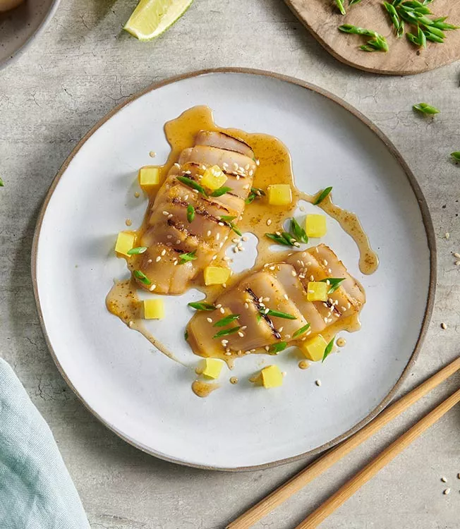 Sint-jakobsschelpen tataki met geroosterde sesam en ponzu-yuzudressing