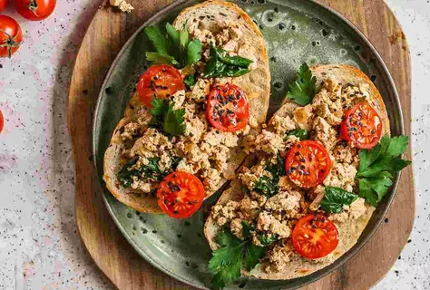 Toast met tofumengsel