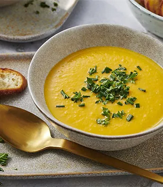Makkelijke soep van zoete aardappel en wortel