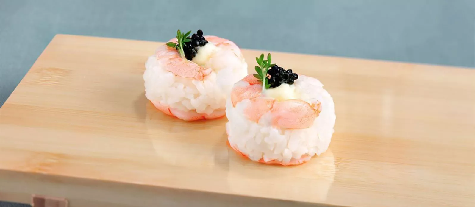 Sushi met garnalengarnering