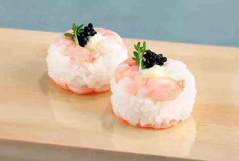 Sushi met garnalengarnering