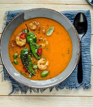 Romige paprika- en tomatensoep met teriyaki-garnalen