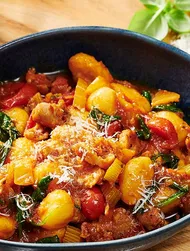 Pittige tomaat- en worstgnocchi met venkel en spinazie