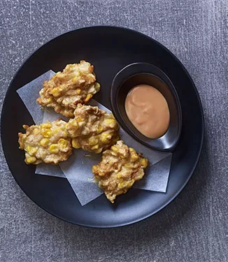 Tempuracakejes met tonijn en maïs