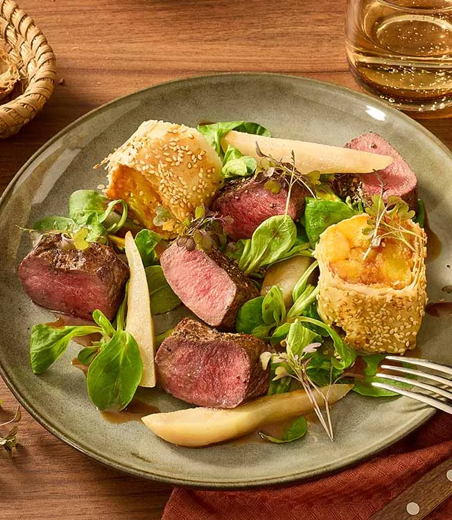 Hertenvlees of ander wild met kimchi-aardappelstrudel